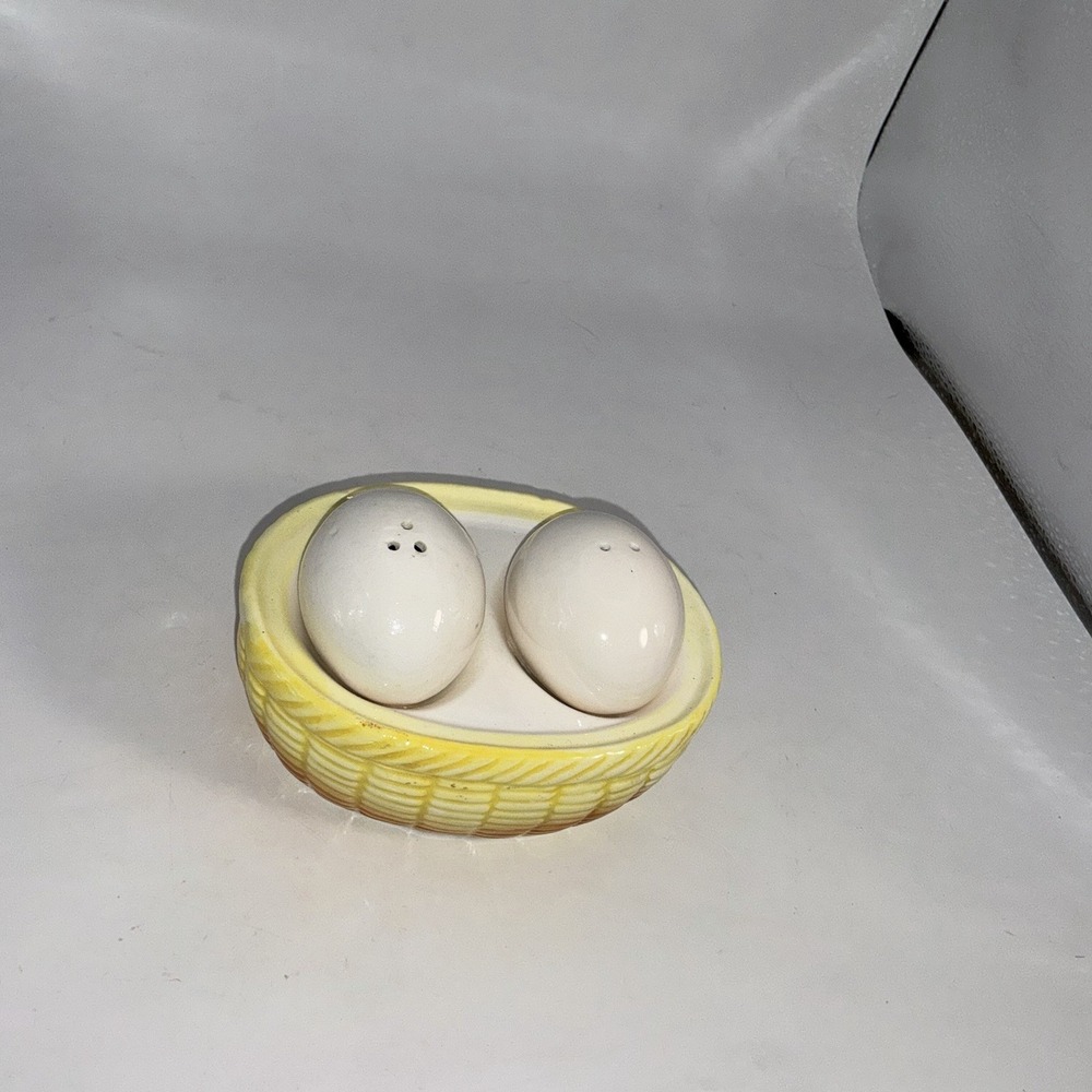 Vintage Norcrest ceramic eggs in a nest salt & pepper shaker MCM Made in Japan